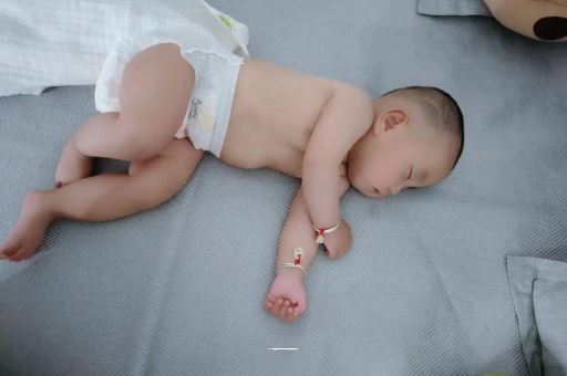 海口三个月宝宝抬头不稳 海口三个月宝宝抬头不稳